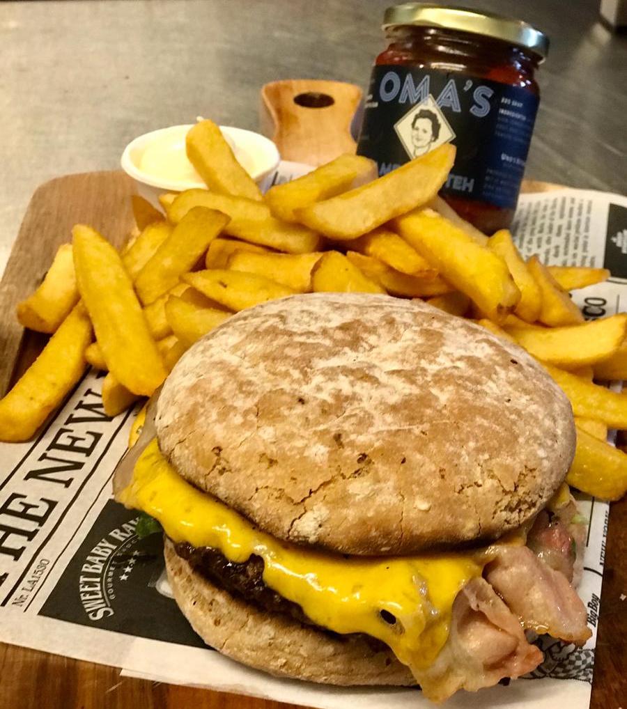 GrillbarRuig's tweet image. Een broodje bal, maar dan #Ruigstyle!
De licht pittige sam-bal burger is in juli het #maandmenu!
Voor € 12,50 is-ie van jou.
We ❤ it, and you?