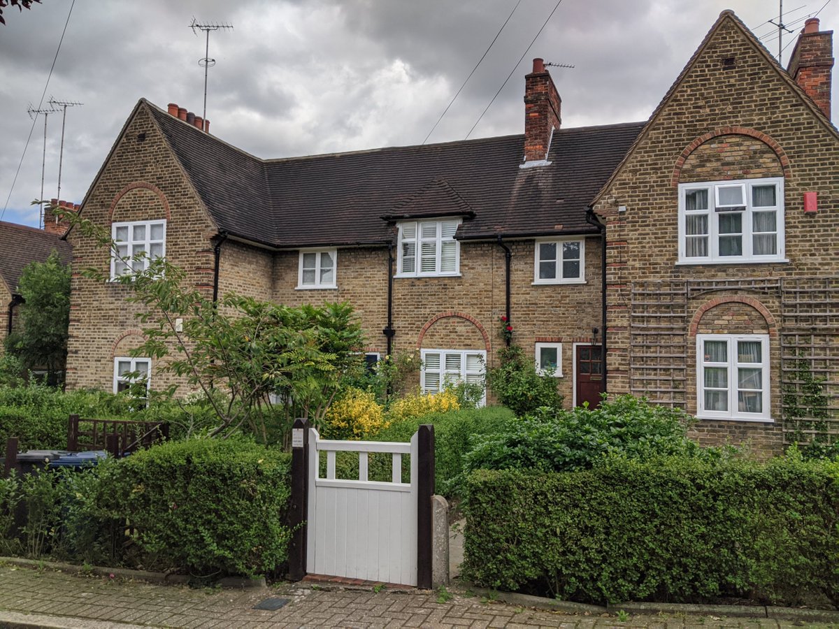 11/ The closes were intended to foster neighbourliness; the twittens connection. All the closes are architecturally distinct. Wordsworth Walk (shown in 1913) was white-rendered. Coleridge Walk is distinguished by its carefully detailed use of stock brick.
