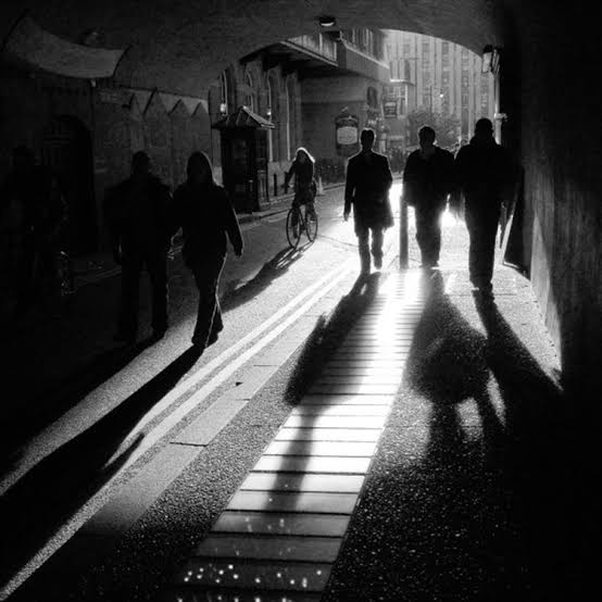 Mencari arah dengan bayangan sekitar. Contoh :Asumsikan gambar ini di ambil di jam 2 siang, bisa di lihat arah bayangan mereka menuju kearah kita, dan matahari ada di belakang punggung mereka. Oleh karena itu bisa dipastikan kameramen nya menghadap kearah barat. Paham?