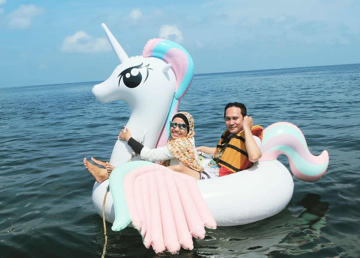 AdeCondhe's tweet photo. Terapung
.
.
Unicorn float atau kuda-kudaan?
"Tak perlulah diperdebatkan, sebut saja dia balon air"

_MM_ https://t.co/Qz6JVx6Y2s