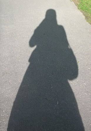 Contoh lagi :Asumsikan gambar ini diambil jam 10 pagi, bisa di lihat bayangannya ada didepan badan kita, itu berarti matahari ada dibelakang kita.Nah disini bisa disimpulkan kalian sedang menghadap ke arah barat. Jangan sampai lupa soal arah terbit dan tenggelamnya matahari!