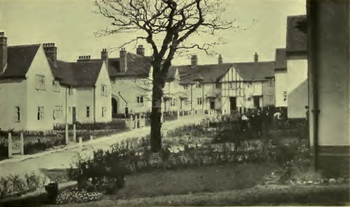 11/ The closes were intended to foster neighbourliness; the twittens connection. All the closes are architecturally distinct. Wordsworth Walk (shown in 1913) was white-rendered. Coleridge Walk is distinguished by its carefully detailed use of stock brick.