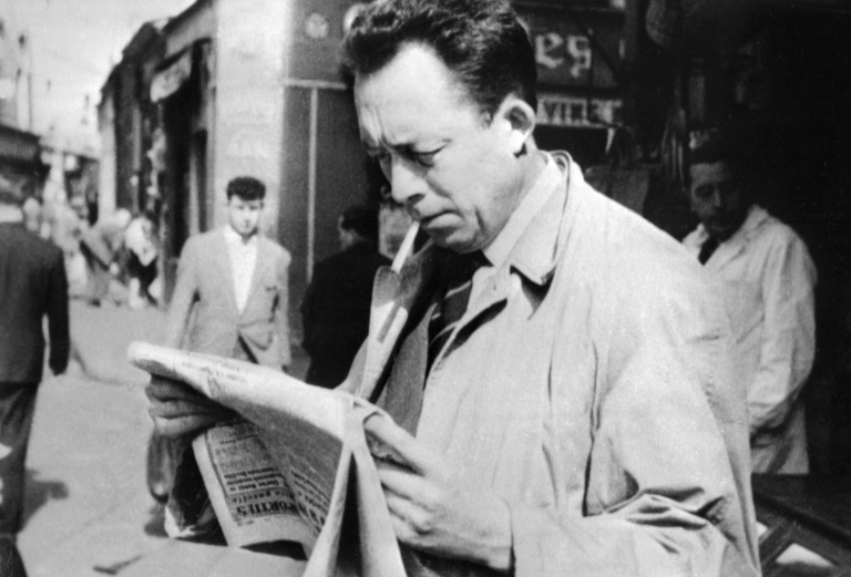 symbolique de l’écriture est oubliée et la passion emporte les jugements. Camus exprime à la fin du Premier homme, une exaspération provoquée peut-être par ce climat dans lequel il vit alors : « J’en ai assez de vivre, d’agir, de sentir pour donner tort à celui-ci et raison