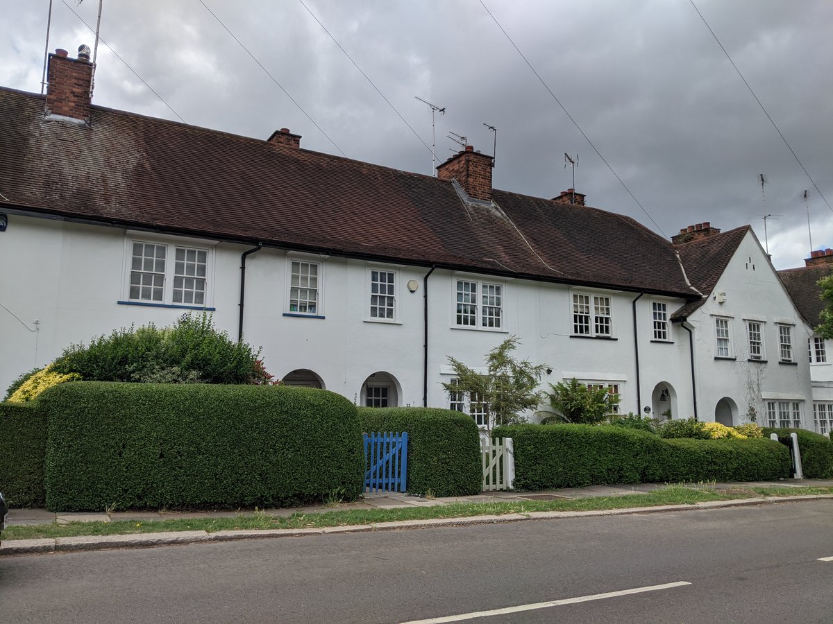 14/ The homes resemble some of the best of later council housing, reflecting Unwin's role as principal author of the 1918 Tudor Walters Report which laid the template of the post-war Homes for Heroes.