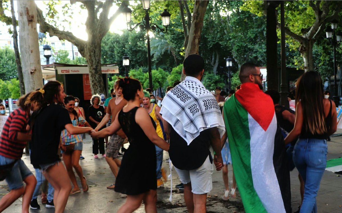 plataforma_con's tweet photo. En el día de ayer, Sevilla volvió reclamar el fin de la barbarie expansionista del sionismo contra el pueblo palestino.
¡Palestina amiga, Sevilla no te olvida! https://t.co/AZxS2f09iJ