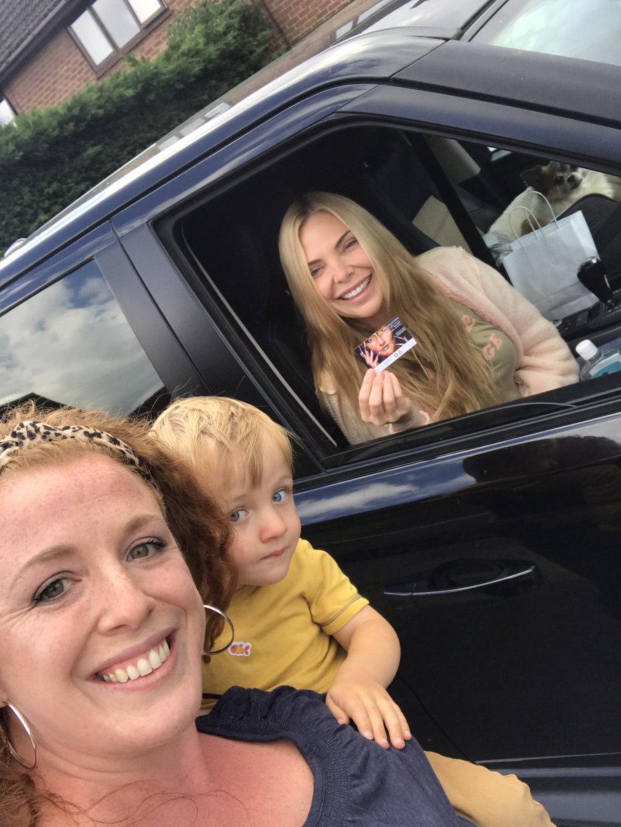 Just the loviest lady! <a href="/Sam_Womack/">Sam Womack</a> hope you enjoy your #pressons 💅🏼 so wonderful to meet you! Can’t wait till we can do the real thing! 🤞🏼<a href="/ScratchMagazine/">Scratch</a> @hazeldixonnails