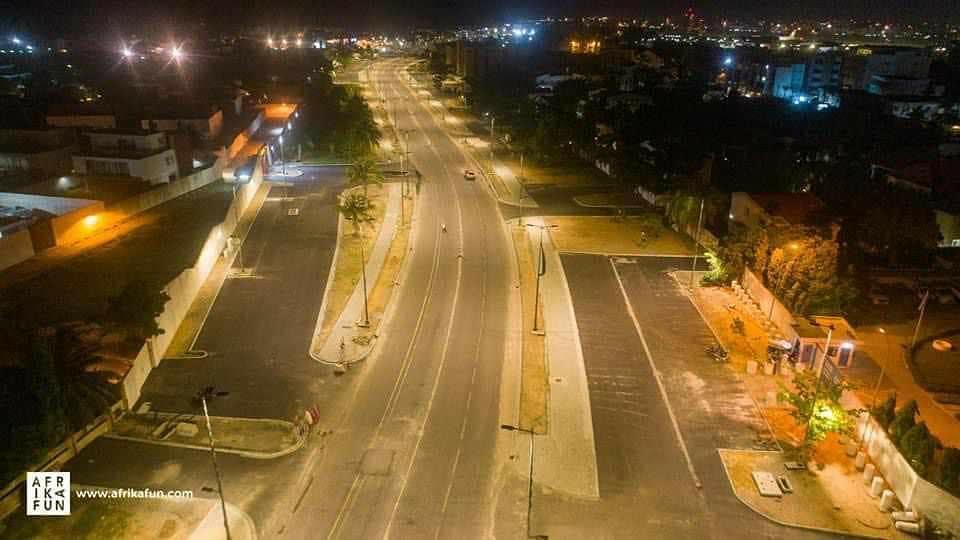 beaubenin's tweet photo. Tronçon Erevan - Hôtel Novotel sur le boulevard de la Marina : l'entreprise COLAS procède à un test des lumières
📸Afrikafun
#drone #dronephotography #Cotonou #Benin #Benindecouverte #Beninvies https://t.co/Sx1yGOd7Fd