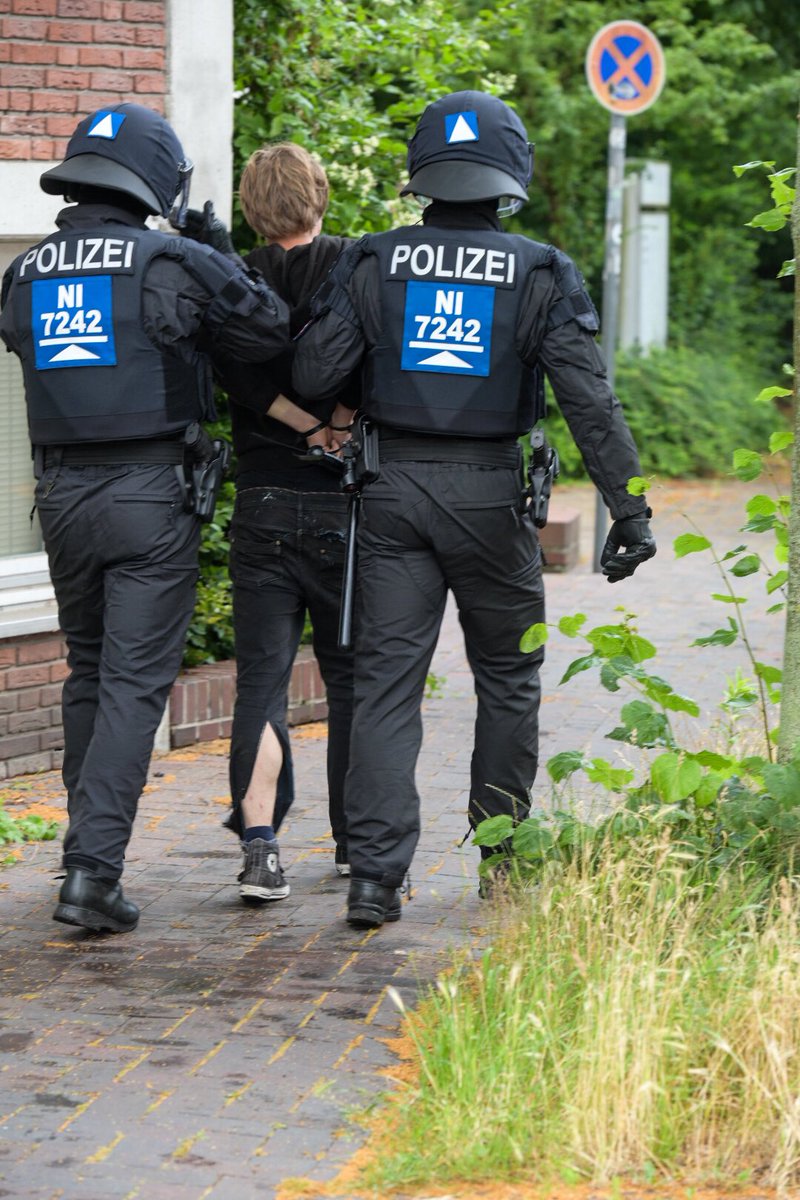 Die Polizei hat damit begonnen, das besetzte Haus am Rotenbleicher Weg in #Lüneburg zu räumen. Die Aktivisten wollten den Verein <a href="/Unfug_lg/">Wohnprojekt Unfug 🏡</a> unterstützen. Ein sogenanntes Höheninterventionsteam des SEK Niedersachsen ist vor Ort. (Fotos: Wege)