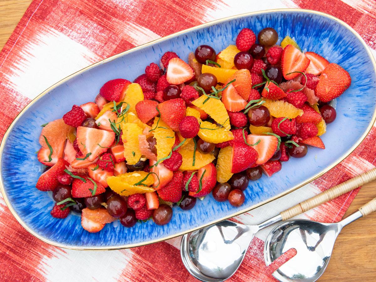 FoodNetwork's tweet photo. Recipe of the Day: @KatieLeeKitchen's Sangria Fruit Salad 🍓Save the recipe on your @fnkitchen app today: https://t.co/tLcINPZofq! https://t.co/9K5xpnGnHC