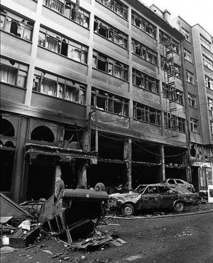 2 Temmuz 1993'te yazar ve sanatçılardan oluşan 33 aydının kaldığı Sivas Madımak Oteli, gericiler tarafından yakıldı ve yaşanan katliam insanlık tarihine kara bir leke olarak geçti... Ebediyete uğurladığımız aydınlarımızı saygı ve özlemle anıyoruz. #unutmadımaklımda