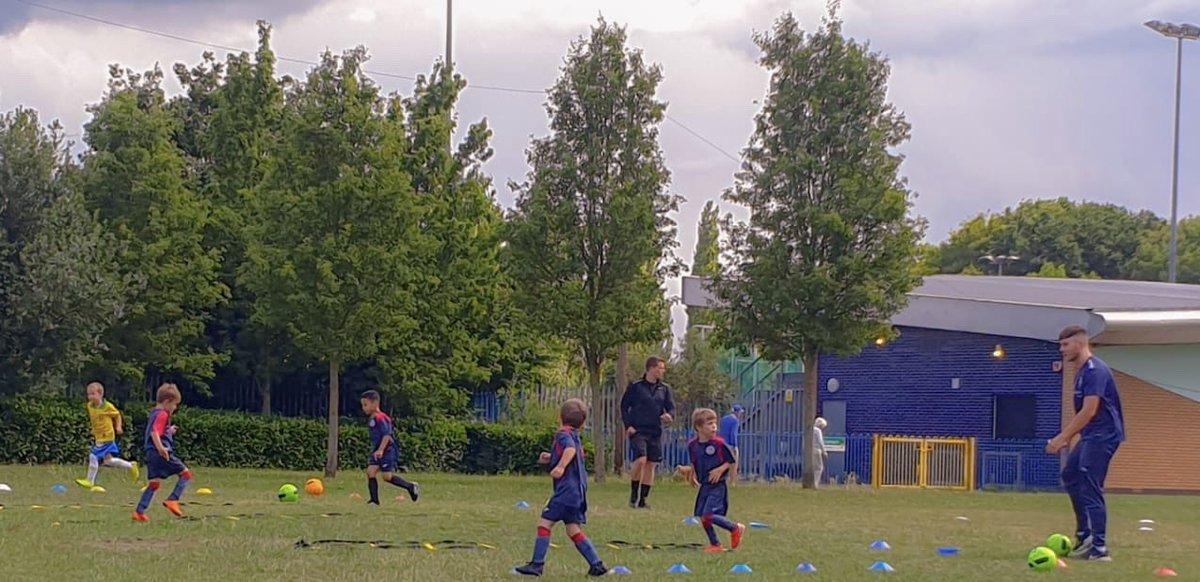 2014LAFA's tweet photo. Great to see another fantastic session put on by our coaching team. Loving all the free sessions our club are putting on for the kids each week itβs great to give back β₯οΈπ #smilingfaces #fclafa @footballfamily https://t.co/FWjzBk1OcL
