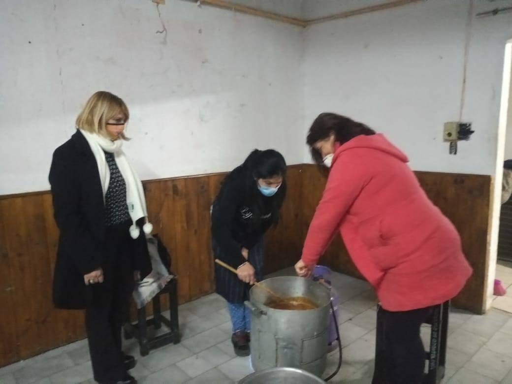 fudeso2's tweet photo. En este aniversario, y cada dia y en cada barrio, lxs voluntarixs de Fudeso . Con lxs compañerxs del comité popular de crisis. Vianda para lxs vecinxs ,ante la más urgente necesidad en esta época de crisis por pandemia Covid19 #Fudeso @MP https://t.co/YykWjCaehy