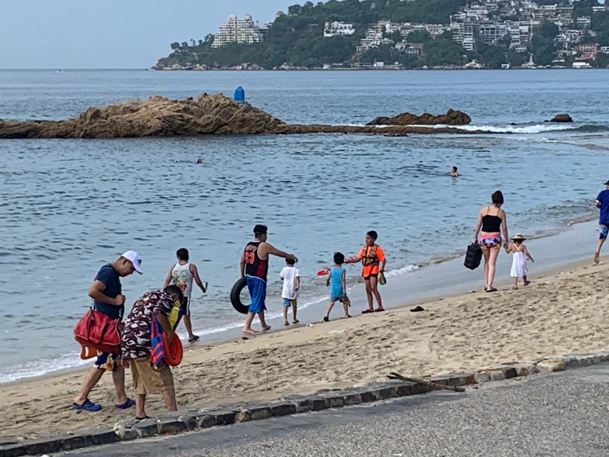 ☀️🏖️ #Guerrero | Primeros turistas en regresar a las playas de #Acapulco https://t.co/EM8x3cOzE3