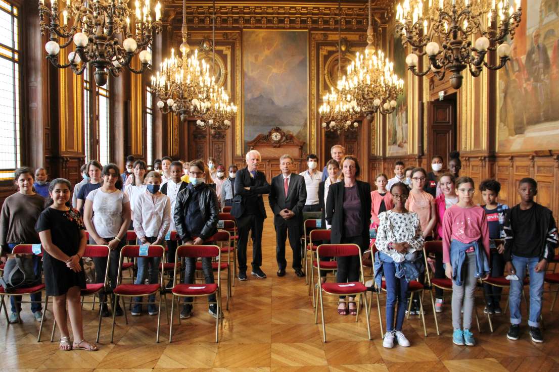 Dans le cadre du dispositif "Vacances apprenantes", la signature par le recteur <a href="/GillesPecout/">Gilles Pécout</a> et Yann-Arthus Bertrand <a href="/Yann_A_B/">Yann Arthus-Bertrand</a> d'une convention entre <a href="/academie_paris/">Académie de Paris</a> et @GoodPlanet_ permettra aux élèves de mieux comprendre encore les enjeux liés au développement durable. #ODD