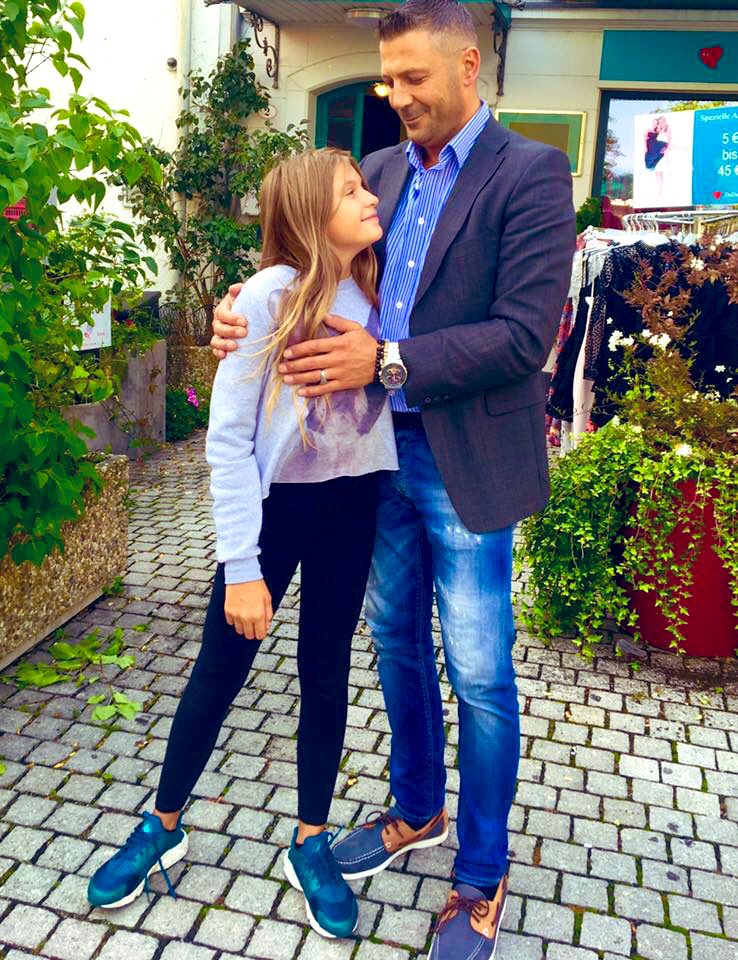 Bonsoir à toutes et tous avec cette photo de moi et ma fille je t’aime mon ma jolie fille adorée je ferai tout pour te trouver une mère car je t’aime et je voudrais toujours te voir heureuse bisous 😘❤️❤️💕💕😍🥰❣️❣️