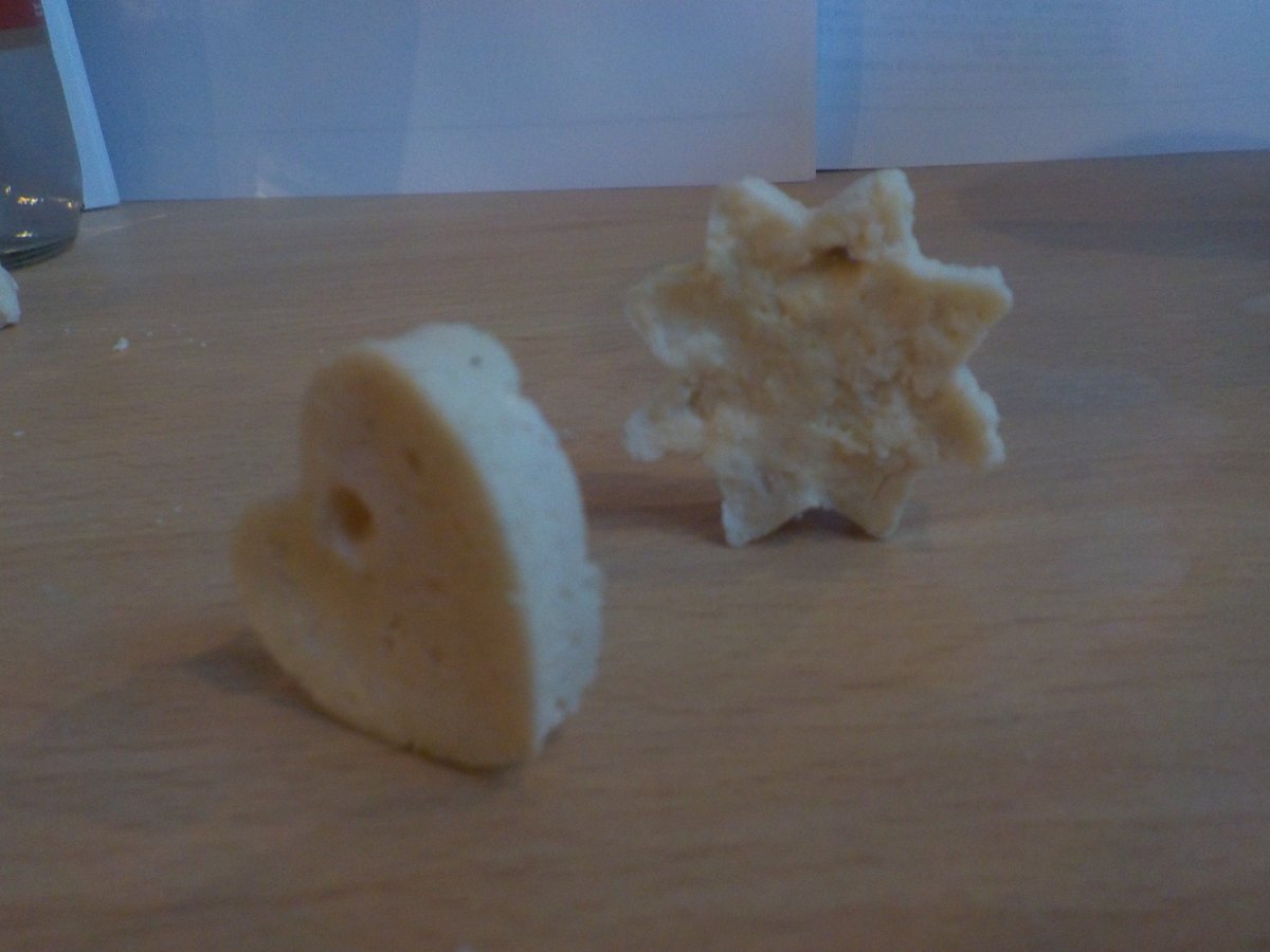 DownendScience's tweet photo. Make biodegradeable caesin plastic using milk. Warm 1/2 pint full fat or semi milk. Add 1 tablespoon white/clear vinegar. Stir. Watch it curdle. Sieve the curds. Squeeze and dry on paper towel. Shape in pastry cutters or by hand. Dry for 3-10 days. Decorate. π§ͺ#DownendScienceClub https://t.co/ATA5EgmyiL