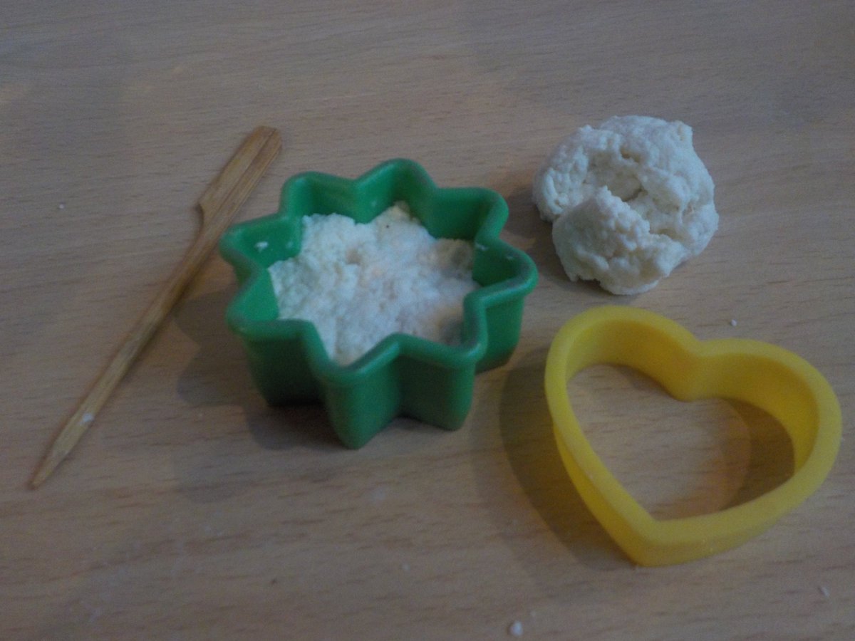 DownendScience's tweet photo. Make biodegradeable caesin plastic using milk. Warm 1/2 pint full fat or semi milk. Add 1 tablespoon white/clear vinegar. Stir. Watch it curdle. Sieve the curds. Squeeze and dry on paper towel. Shape in pastry cutters or by hand. Dry for 3-10 days. Decorate. π§ͺ#DownendScienceClub https://t.co/ATA5EgmyiL