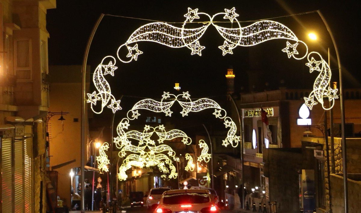 Mardin’in bütün dokusunu bozan bu görüntü ve ışıklandırma, Kültür Varlıklarını Koruma Bölge Kurulu tarafından sökülmesi kararı alındı. Teşekkürler, Şimdi rica ediyoruz dokunmayın, süslemeyin, kafanıza estiği gibi tarihi şehirlere yama yapmayı bırakın. En sade halleri ile bırakın!