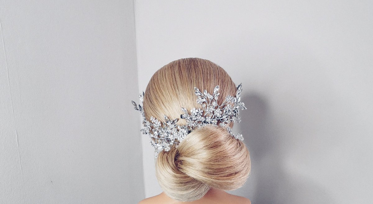 saintbethoffic3's tweet photo. Crystal hair clips and side combs; what there not to like

#bridal #thursdayvibes #weddingaccessories #bridalhair #bridetobe #lagos #lagosbride #ukbride #edinburghbride #aberdeenweddings https://t.co/lqx1lLlt57