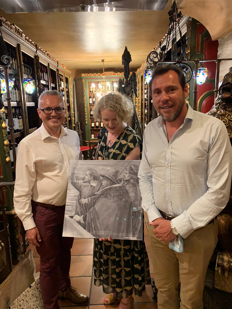 <a href="/IrlEmbMadrid/">Embassy of Ireland, Madrid</a> Síle Maguire with <a href="/HISPANO_IRISH/">HISPANO-IRISH, SPain & IReland , meeting point</a> + #Valladolid mayor <a href="/oscar_puente_/">Óscar Puente</a>  Presented with artwork by Seán Ó Brógain from cover of my Flight of the Earls an Illustrated History. (L-R, Rory O'Donnell, Earl of Tyrconnell, Hugh O'Neill, Earl of Tyrone and Cúchonnacht Maguire)