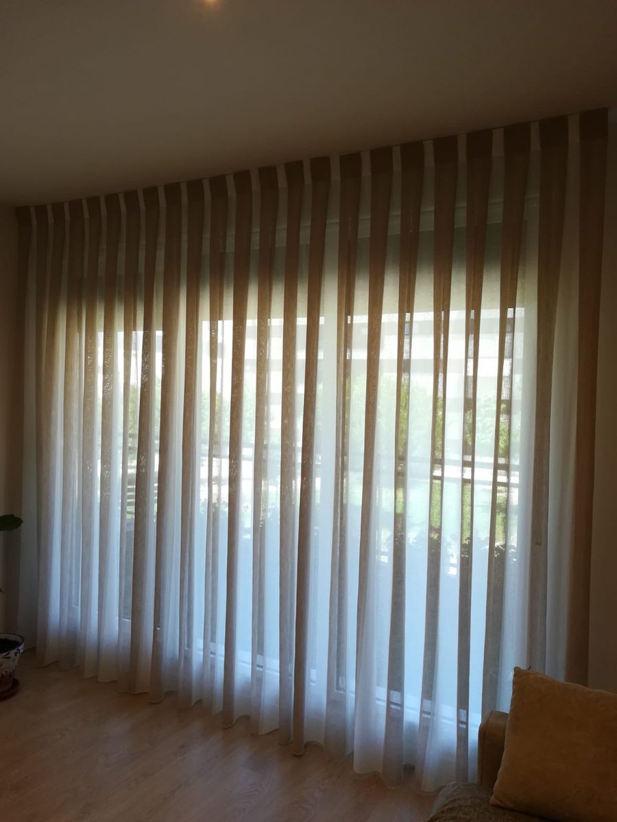 teresayf15's tweet photo. Impresionante ha quedado vestido el ventanal de Félix y Alicia con este #visillo de #lino tableado a la greca. La elegancia y sencillez de #tejidos nobles junto a #confecciones e #instalaciones perfectas dan resultados como estos
#cortinasengetafe #decoración #cortinasenmadrid https://t.co/YlEBBrYlSt
