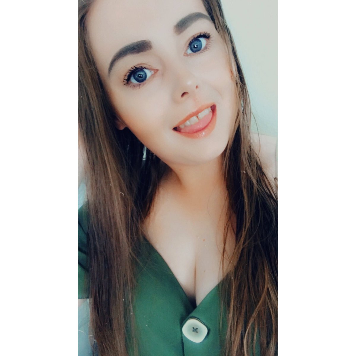 xdaniellepxo's tweet photo. smile, it confuses people🖤 https://t.co/cCWax5lbs8