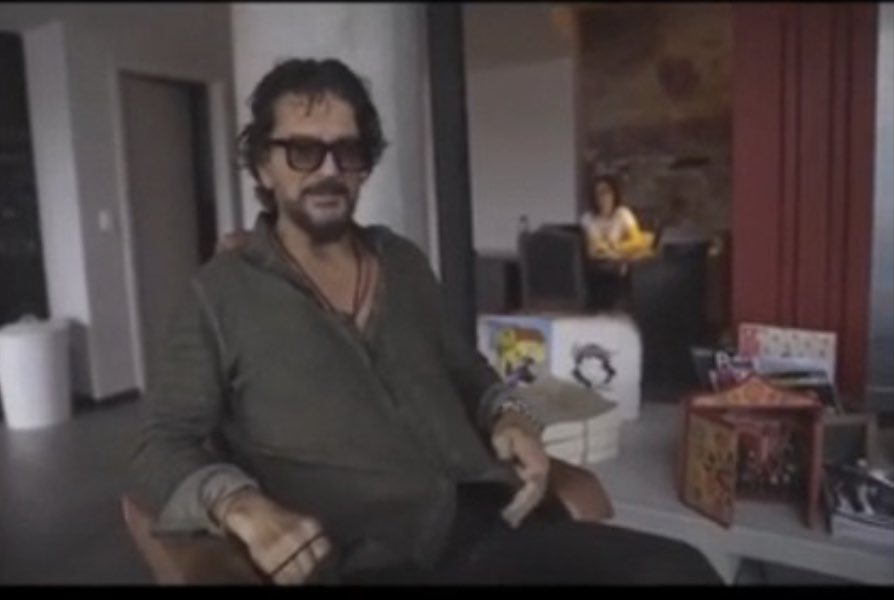 notiarjona's tweet photo. La valija que #Notiarjona hizo para el #ViajeTour , en las oficinas de #Metamórfosis. @Ricardo_Arjona @InfoMundoArjona https://t.co/by9YTs7VRG