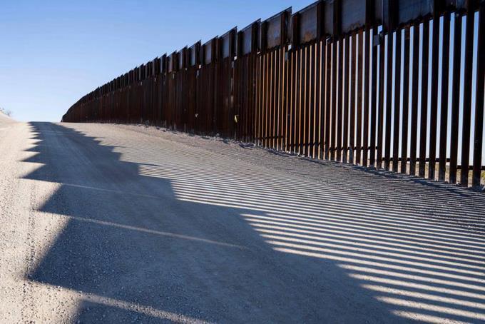 ListinDiario's tweet photo. #MundialesLD | El gobierno de #Trump apuesta por un "#MuroVirtual" para vigilar parte de la frontera con #México https://t.co/zDwzstmWXL #ListínDiario https://t.co/HVnJorT97F