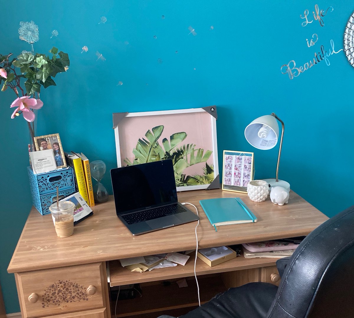 Covid_Cation's tweet photo. Ever wonder what the team's recording setup looks like? 🎙️ 
Well, here's your answer!

@DCFionaCampbell's workspace looks like this...when it's not covered in papers.

1/6 https://t.co/Z31iqDAotI