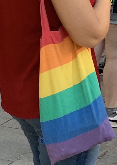 MovEsqSAB's tweet photo. Gràcies @polcarrion per l lectura i treball de la moció que es va reconvertir en la declaració que proposavem a #equipgovern #28j 🌈 https://t.co/PN18F1kwY7