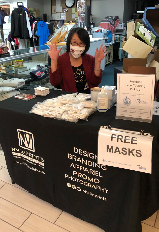bellevuewa's tweet photo. La Ciudad y la Cámara de Comercio
distribuirán cubiertas para la cara gratuitas
a los residentes de Bellevue. https://t.co/qF4SUSoBgt https://t.co/lKBVFLcvNb