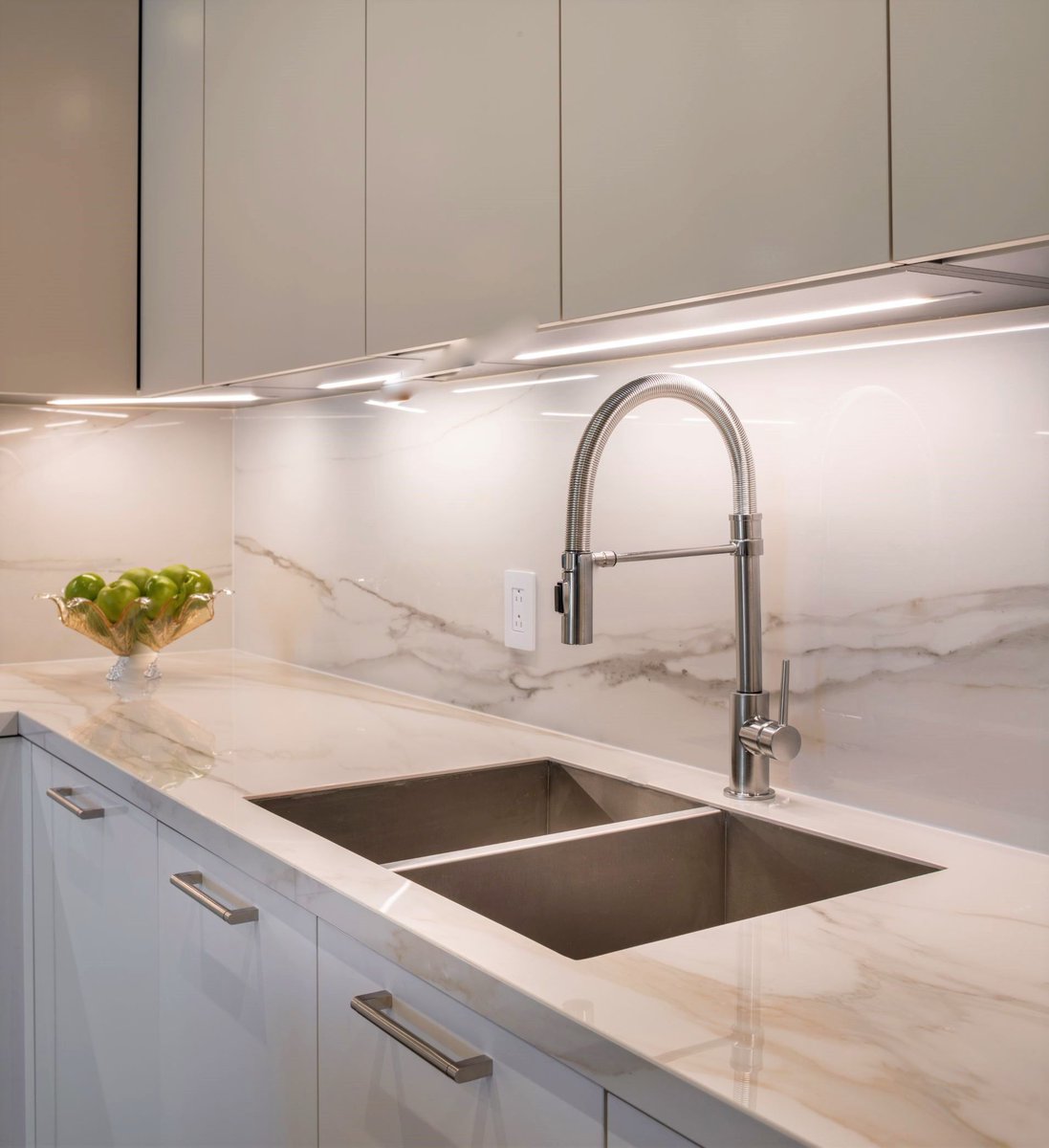 A carefully selected backsplash can create texture and brighten up any kitchen. Our @ResidencesatTheAllen Sales Gallery features gorgeous finishes and fixtures like this marbled porcelain by @ModernoWorks.
.
.
.
.
#attheallen #residencesattheallen #theallen #moderno #modernoworks