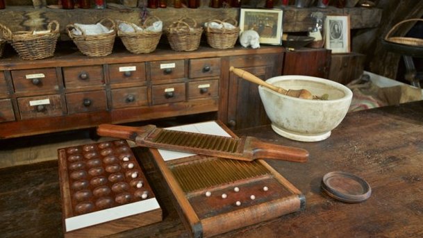 The Herb Garret  @OldOpTheatre is an incredibly atmospheric place to soak up pharmacy history, from the dried medicinal plants to the medicine bottles. Their online collections explorer can be filtered to "pharmacy" - look at all of these lovely objects!  https://ehive.com/objects?accountId=6025&facet=account_name_facet%3AOld+Operating+Theatre+Museum+%26+Herb+Garret%2C+London&facet=association_keyword_facet%3APharmacy