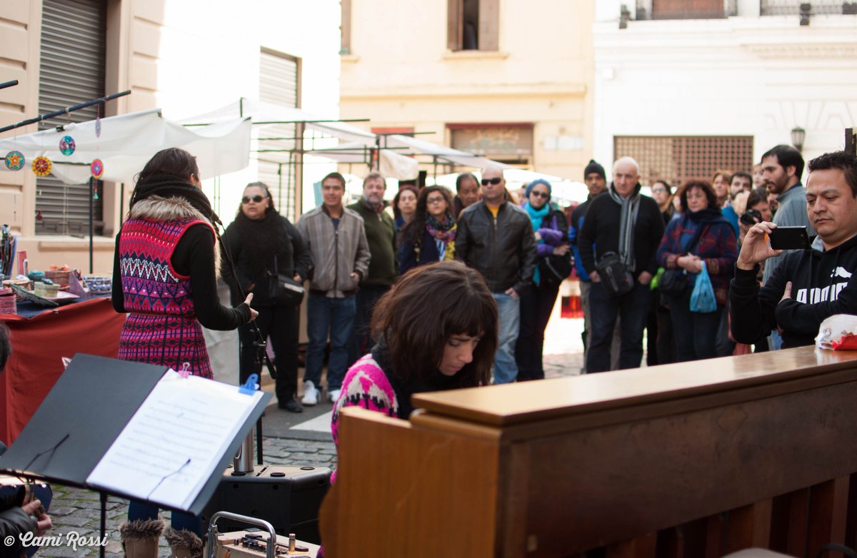 picara_tango's tweet photo. 🇪🇸 Postales de una vieja normalidad 🥀 2015 en San Telmo, el tango se respiraba en las calles porteñas...
#TBT #música #tango

🇬🇧 Postcards of an old normality 🥀 2015 at San Telmo, tango was breathed in the streets of Buenos Aires...
#throwbackthursday #music #buenosaires https://t.co/FoIz3aUWh0