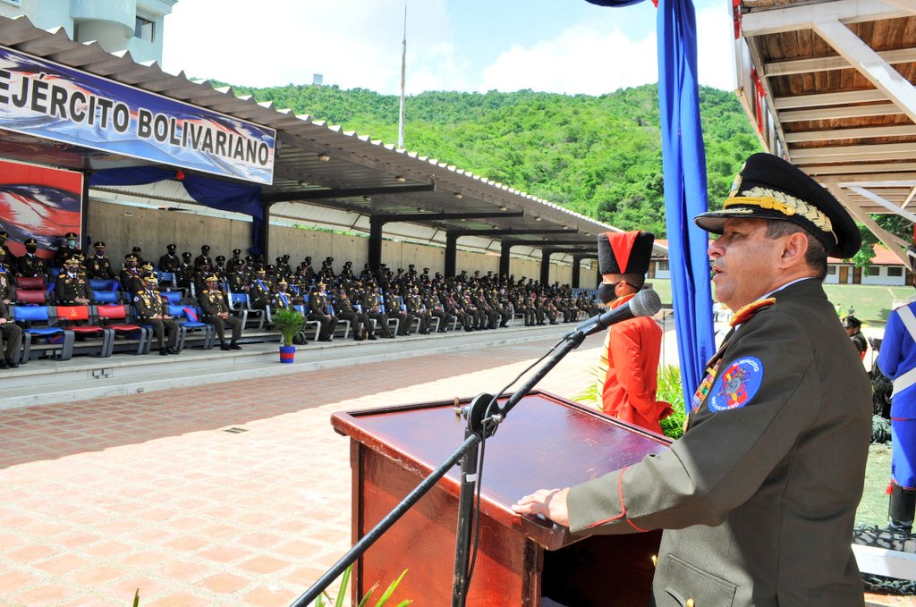 🗣️ Cmdte Gral. Del EB
MG @alexroca1
" Mientras más alta sea la jerarquía o el grado, mayor es la responsabilidad que asumen con la institución y con la Patria de Bolívar y Chávez". Afirmó.
#FANB
#Venezuela 🇻🇪
#EjercitoBolivarianoEnMarcha
#DemocraciaSaludYPaz https://t.co/vCzGSDj7vN