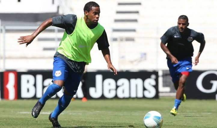 futebol_info's tweet image. “Jogar com o Flamengo não dá. É muito ensaiado. Os caras ficam falando uns bagulhos que você não entende nada: "Movimenta, toca, pula uma casa". Você não sabe nem que porra é essa. Pula uma casa? Aí depois: “Arrasca, entra no três". Não entendi nada.”

Everton Silva, do Boavista.