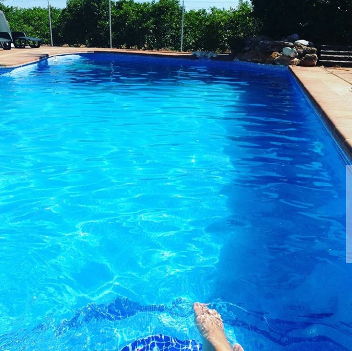 YosieTerry's tweet photo. I love swimming, at home 😍💕🍷🍾 #swimmingpool #drinkresponsibly #haveyougotitchallenge #havefun #stayhomestaystrong 💪💪 https://t.co/YHRWfDNVDG