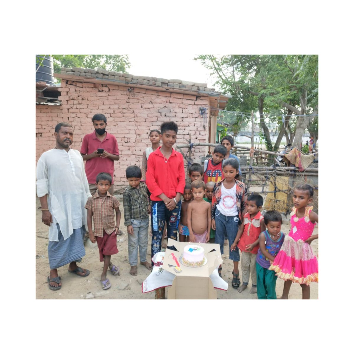 udgam_classes's tweet photo. Birthday celebration with kids in class. Half of them are documented to have bdays on 1st July and rest on 1st Jan. It's been 15 months teaching these innocent smiles now.
#UdgamClasses
@k_satyarthi @stc_india @KSCFIndia @UNICEFEducation @pariforindia @htTweets @Live_Hindustan https://t.co/vnOBhnvkUQ