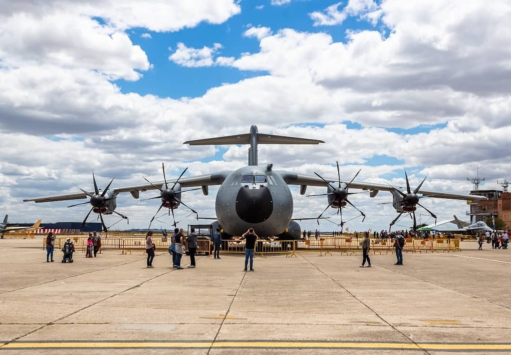 esmejorsinprisa's tweet photo. A400M alias Dumbo, perteneciente al Ala 31 de Ejército del Aire con base en Zaragoza. 
#airbus #A400M #baseaereagetafe #dumbo #LEGT #aire #19mayo #military #aviation #spotter #transporte #ala31 #militar #madrid #aviationlover #picoftheday #spotterlife #a… https://t.co/8grOKdlMdB https://t.co/n0RpG0fp9t