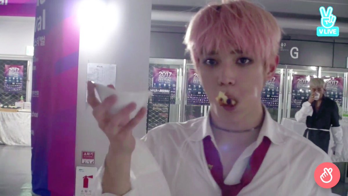 ไปไล่ดูเบื้องหลังก็เห็นแต่น้องแทยงอยู่แต่โซนของกินโซนขนมทุกที5555555555หยิบมาแบบเต็มไม้เต็มมือแล้วยืนมองถ้วยขนมตัวเองไม่รู้จะกินอันไหนก่อนดี อ้ยอ้วนอ่ะ อ้วนแบบนิสัยอ้วน