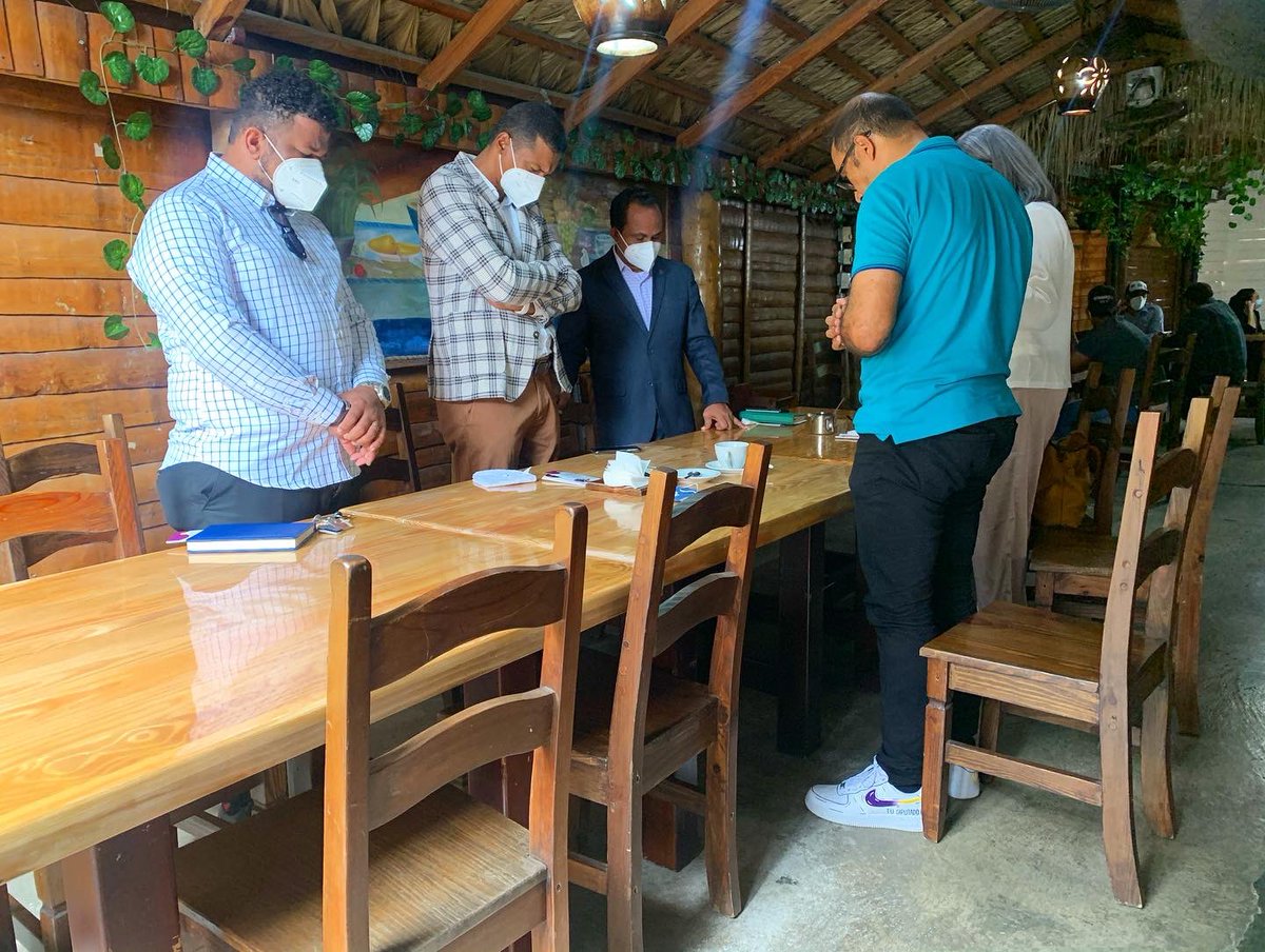 Hamletamadomelo's tweet photo. PASTORES Y FIDELIDAD: Muchas gracias la confraternidad de Pastores de Higüey, por escuchar nuestras propuestas la mañana hoy, y bendecir nuestro proyecto. ¡Todo está en manos de Dios, Él es Fiel! #HamletSigue #ContinuamosSiendoFiel https://t.co/ilUDqhTDP1