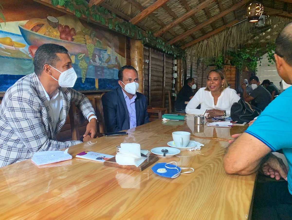Hamletamadomelo's tweet photo. PASTORES Y FIDELIDAD: Muchas gracias la confraternidad de Pastores de Higüey, por escuchar nuestras propuestas la mañana hoy, y bendecir nuestro proyecto. ¡Todo está en manos de Dios, Él es Fiel! #HamletSigue #ContinuamosSiendoFiel https://t.co/ilUDqhTDP1
