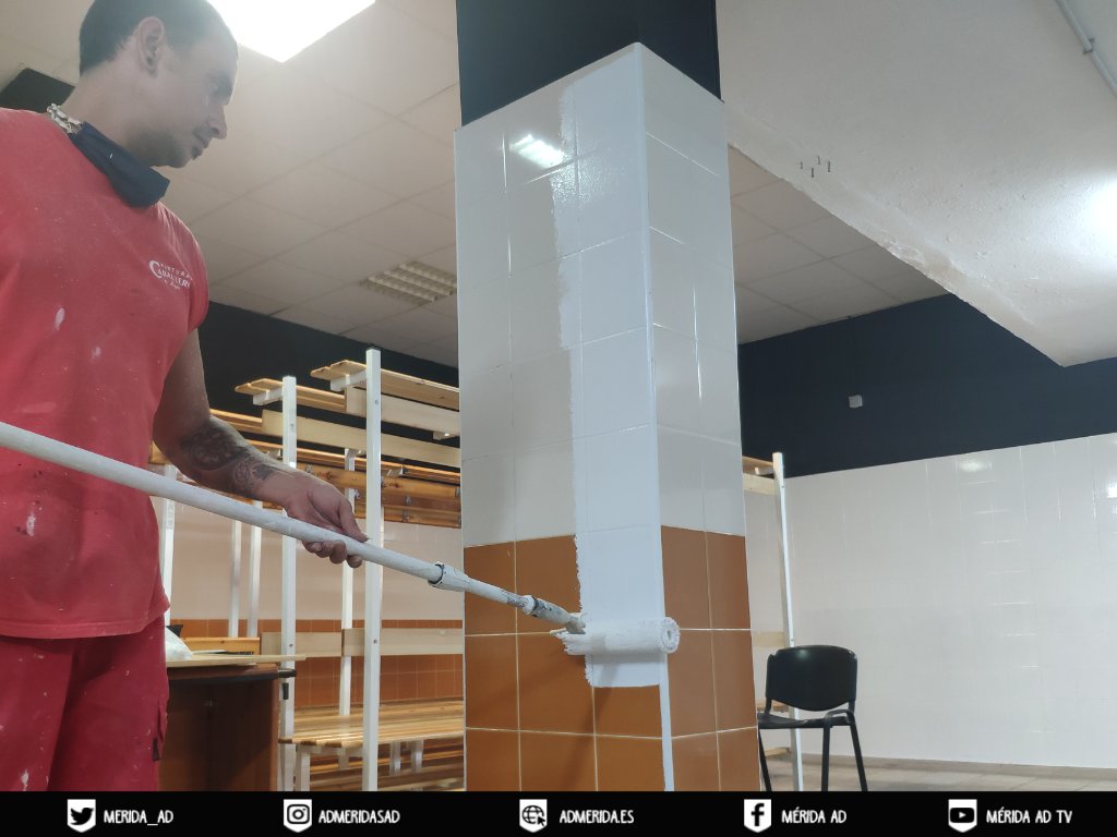Merida_AD's tweet photo. Ya se están preparando los primeros cambios que se realizarán en nuestro vestuario.

Primero una mano de pintura con nuestros colores ⚪🖤

Gracias a 'Pinturas Caballero' 👨🏻‍🎨 por su trabajo 🔝 https://t.co/WxsYLhrECZ