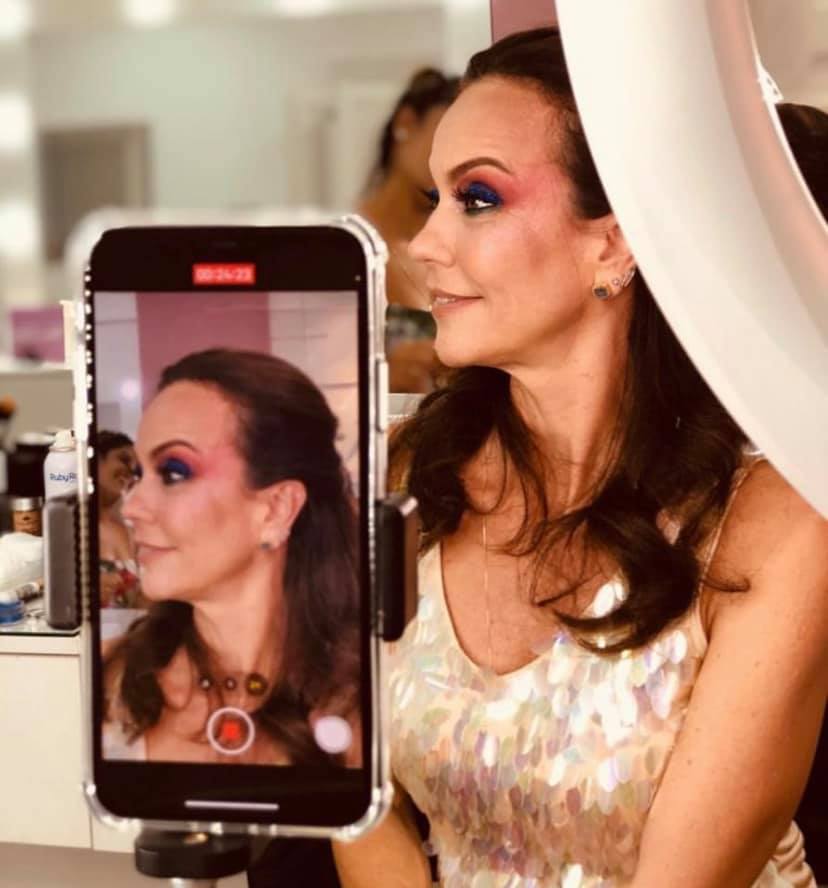 monteirosflavia's tweet photo. A vaidade do momento é lavar as mãos regularmente 🧼, mas é sábado e a gente também quer dar um close por aí, nem que seja virtual. 🤗

💄by @thaisabotelhomakeup .

#FMequipe #makeup #fiqueemcasa #vaipassar #sabadoanoite #isolamentosocial #quarentena https://t.co/EzIGsiuF7D