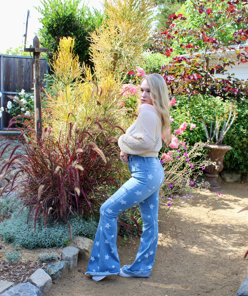 sydneyrhead's tweet photo. Don’t date a pretty girl if you can’t handle one🍯
#FourthofJulyWeek https://t.co/0va8huJfer