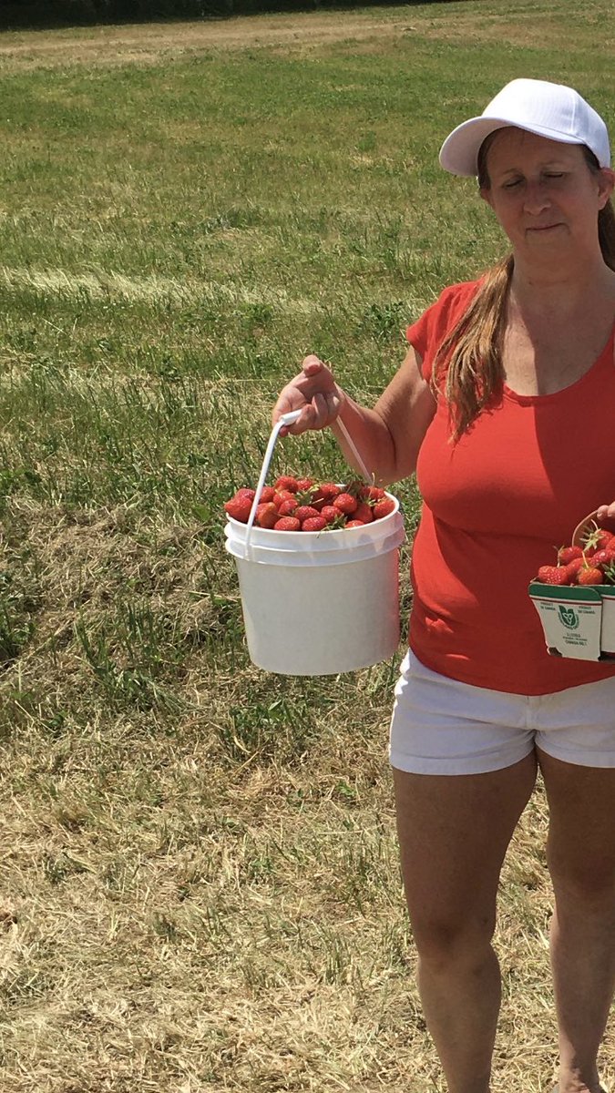 MericMandrews's tweet photo. This is my Mom, (@SUGARMOMMA24) she’s holding something that only a handful of my twitter followers know about. https://t.co/DRUhEYAPAk