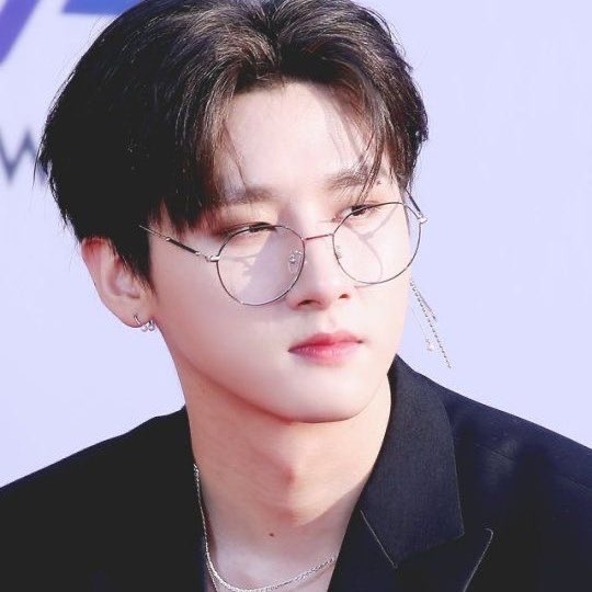 Changkyun in glasses: a thread