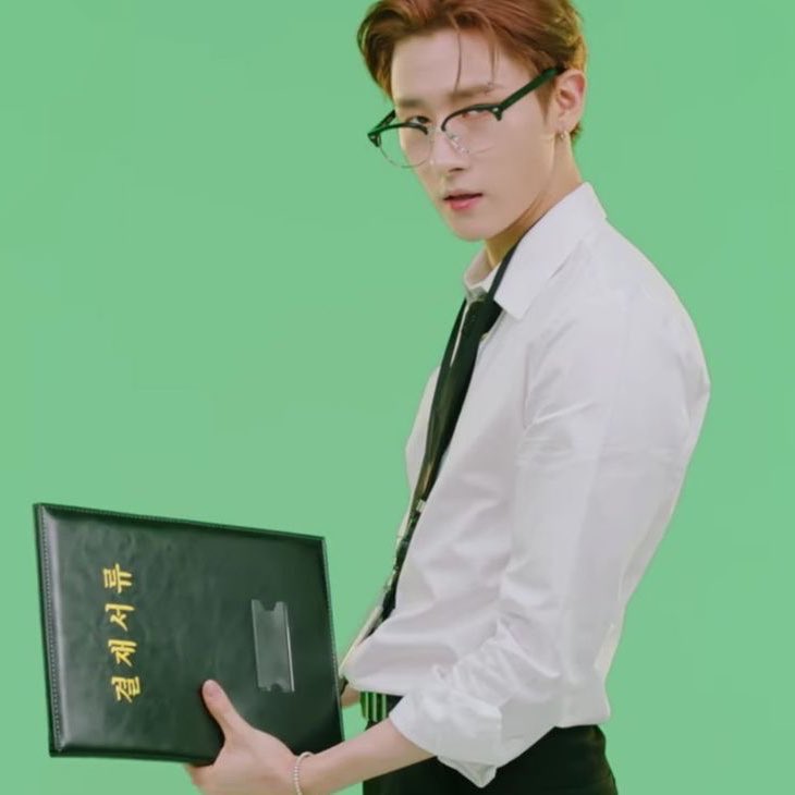 Changkyun in glasses: a thread