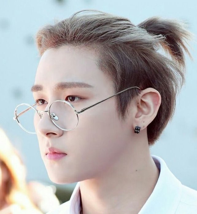 Changkyun in glasses: a thread