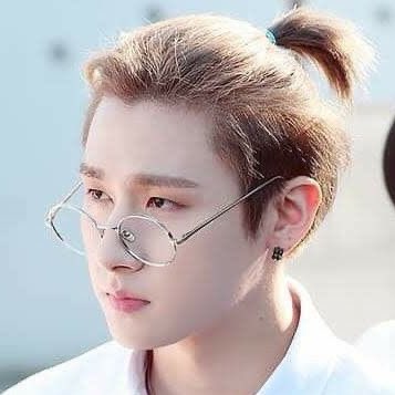 Changkyun in glasses: a thread